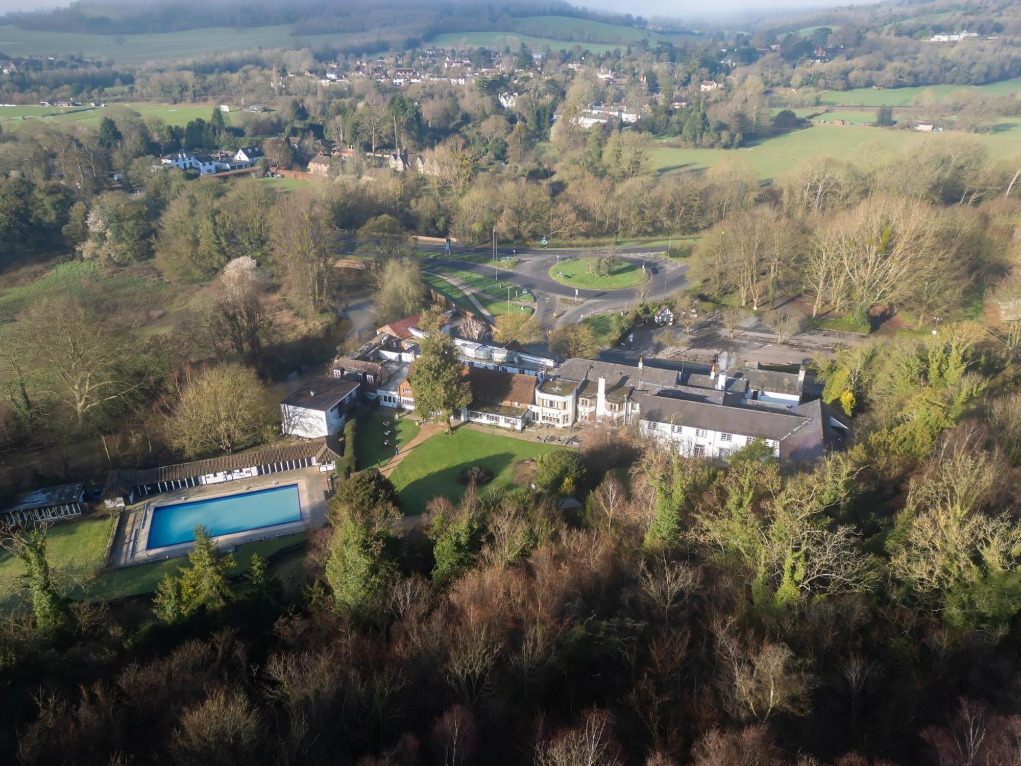 Mercure Box Hill Burford Bridge Hotel Dorking Exterior photo